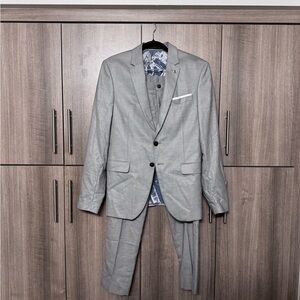 Zara Men's Suit in Elegant Gray